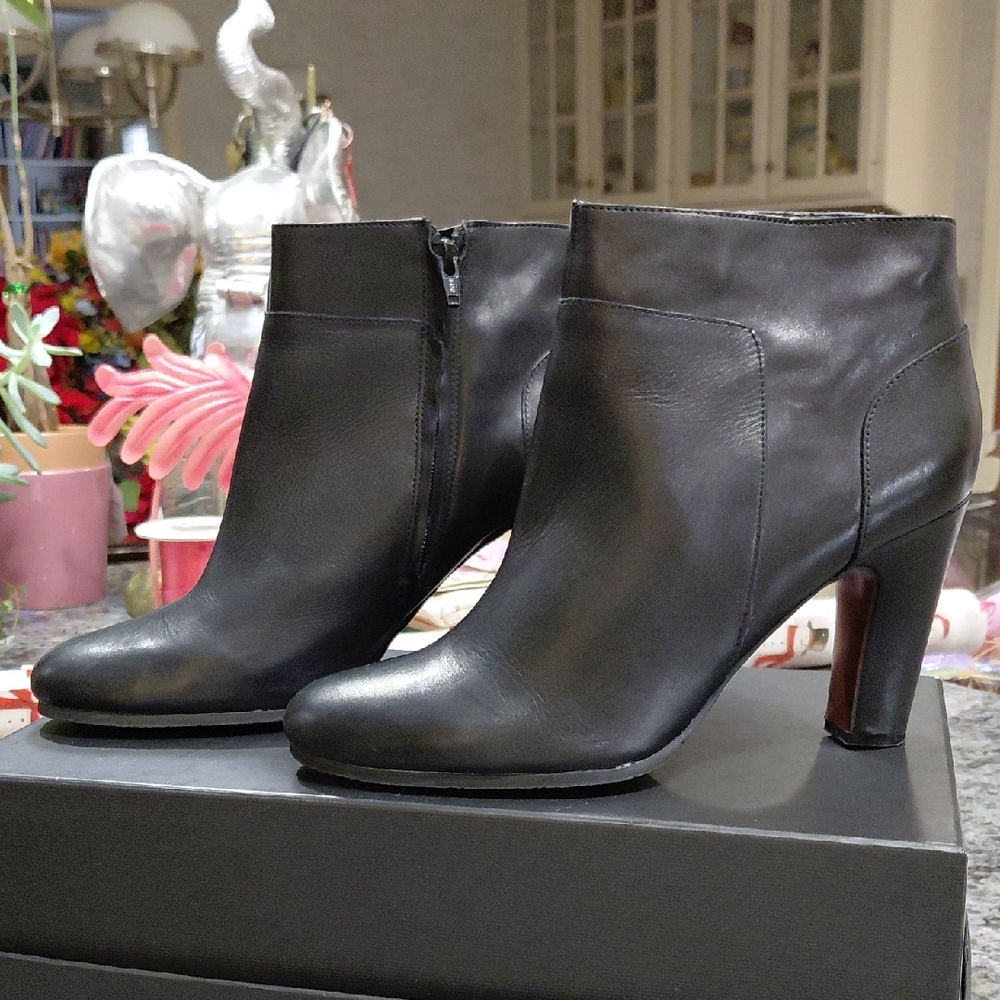 "Naturalizer" Sz. 10M, Worn once, Sierra Black Leather Ankle Booties. 4in Heel..